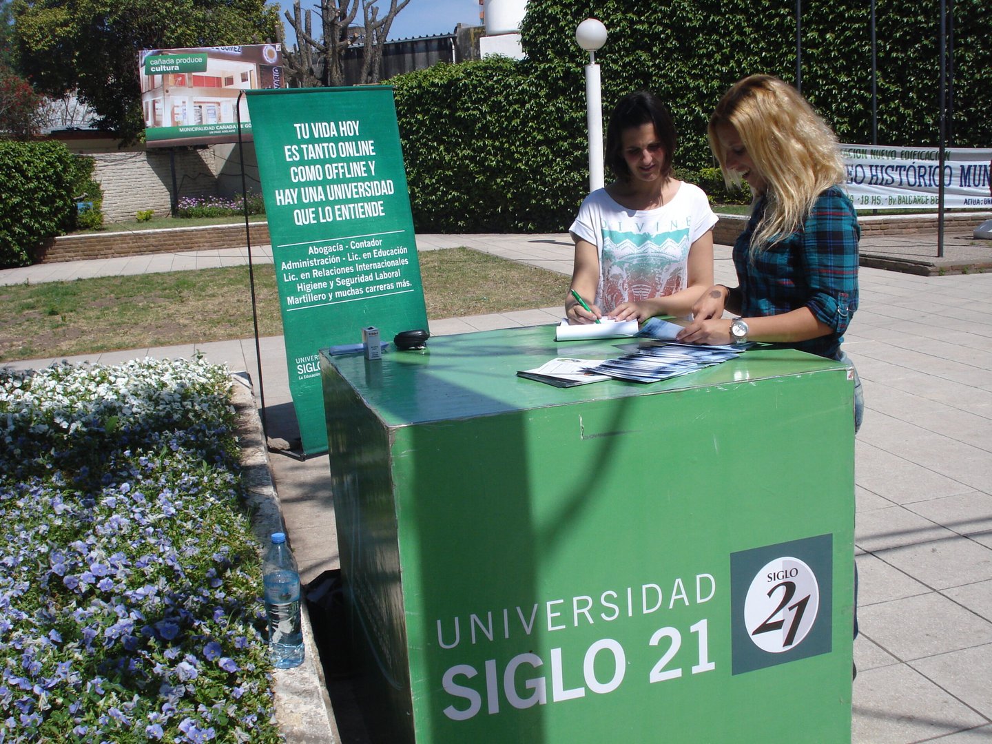 Stand Institucional en la plaza de las colectividades